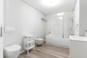 Shower, hair dryer, bidet, towels - Funchal Essence by Atlantic Holiday (Funchal)
