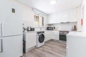 Fridge, microwave, oven, stovetop - Funchal Essence by Atlantic Holiday (Funchal)