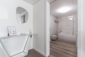 Shower, hair dryer, bidet, towels