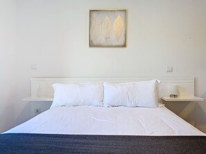 Een strijkplank/strijkijzer, reisbedje, gratis wifi, beddengoed