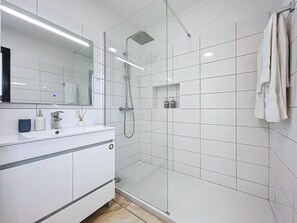 Shower, hair dryer, towels - Sweet Home Madeira D by Atlantic Holiday (Funchal)