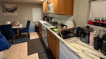 Maison | Cuisine privée | Réfrigérateur, micro-ondes, four, plaque de cuisson