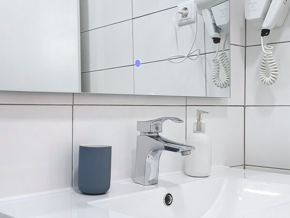 Shower, hair dryer, towels