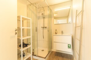 Shower, hair dryer, towels, toilet paper - Coralina Loft by Atlantic Holiday (Funchal)