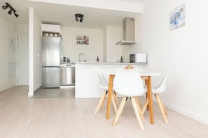 Leilighet, 1 soverom, balkong, havutsikt | Spisestue