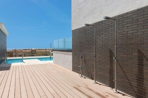 Appartement, 1 slaapkamer, balkon, uitzicht op zee | Zwembad | Een buitenzwembad