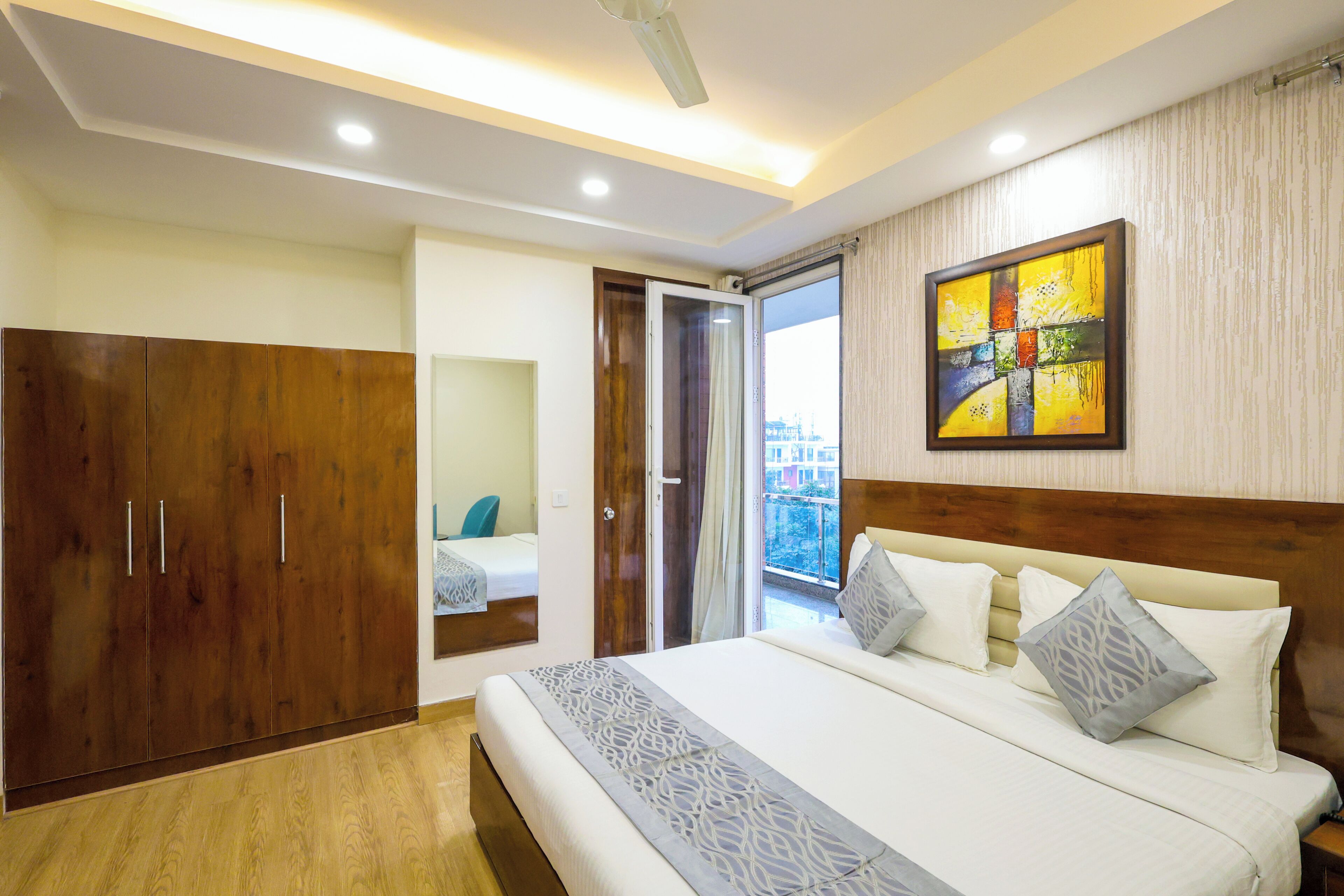 Kamar Premium | Brankas, meja kerja, ruang kerja ramah laptop, dan tirai kedap cahaya