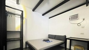 Basic Double or Twin Room | Desk, laptop workspace - Shawe Pension house (San Remigio)