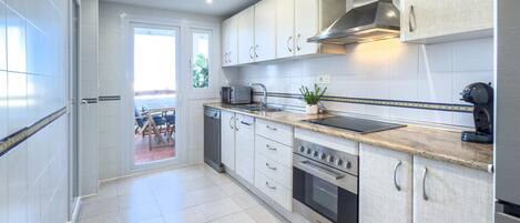 Frigorífico, microondas, horno y lavavajillas