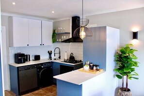 Een vaatwasser, kookgerei, borden en bestek