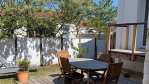 Outdoor dining - Modern house with AC, garden and parking, near Noirmoutier beach (Barbâtre)
