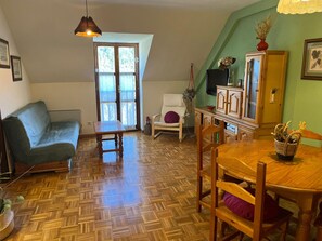 TV - Charming Mountain Penthouse in Castiello de Jaca (Castiello de Jaca)