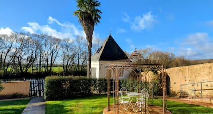 Renovated cottage by the Sarthe river, tranquil with private parking