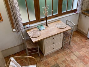 Dining - Renovated cottage by the Sarthe river, tranquil with private parking (Sablé-sur-Sarthe)