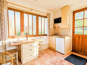 Private kitchen - Renovated cottage by the Sarthe river, tranquil with private parking (Sablé-sur-Sarthe)
