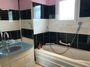 Bathroom - Villa with private pool, AC, 3 bdr, garden, parking and WIFI in Elne (Elne)