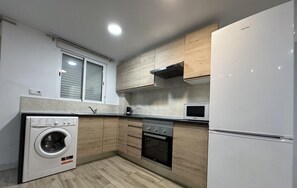 Køleskab, mikrobølgeovn, ovn, kogeplade