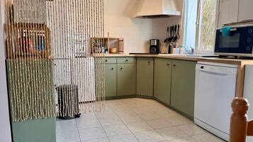 Microwave, stovetop, dishwasher, coffee/tea maker