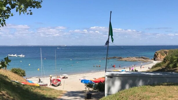 A coastal path leading to a beach with boats and umbrellas. - Charming house near beach in Groix, 2 bedrooms (Groix)