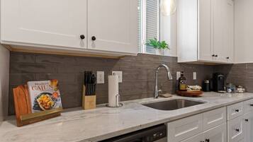 Fridge, microwave, stovetop, dishwasher