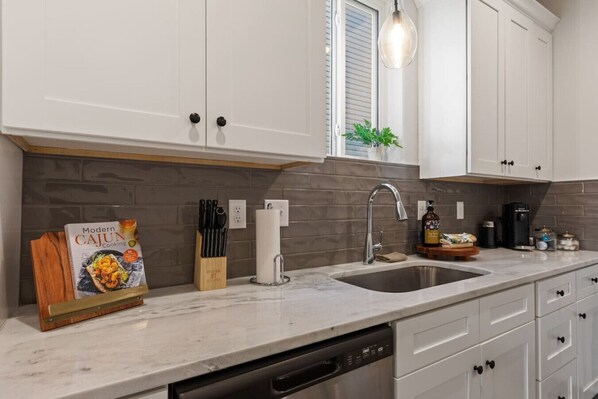 Fridge, microwave, stovetop, dishwasher - NEW*Bourbon House*KING Bed*Luxury Amenities*WiFi (Lafayette)