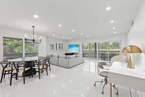 TV - Brand New 2024 Home on PGA National Golf Course by Guaranteed Rental™ (Palm Beach Gardens)