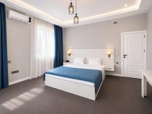 Premium bedding, desk, laptop workspace, soundproofing - Central Baku Hotel (Baku)