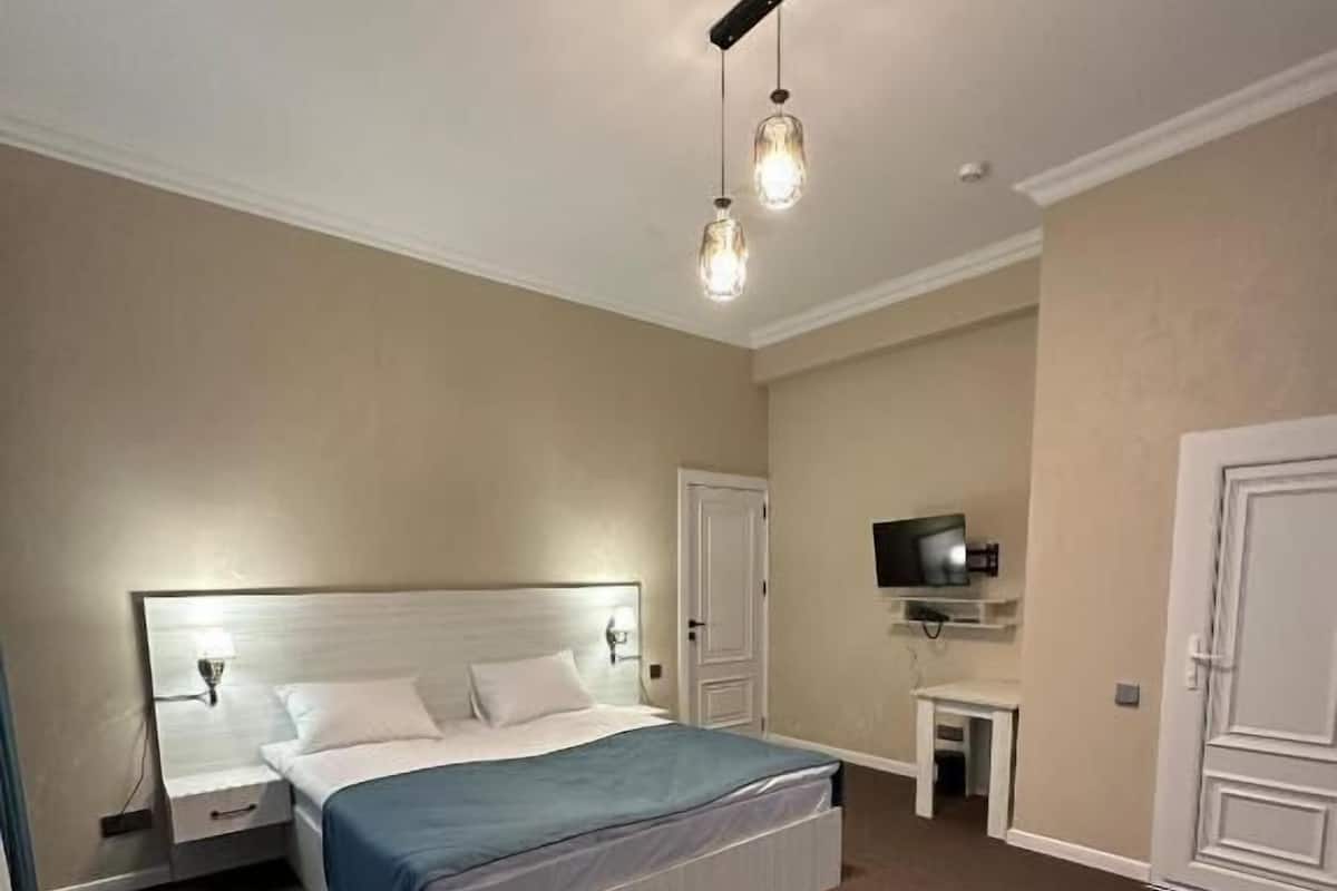 Phòng tiện nghi đơn giản, ban công | Bộ đồ giường cao cấp, bàn, khu vực làm việc phù hợp cho laptop