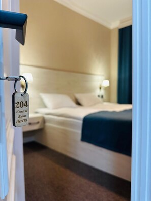 Hochwertige Bettwaren, Schreibtisch, laptopgeeigneter Arbeitsplatz