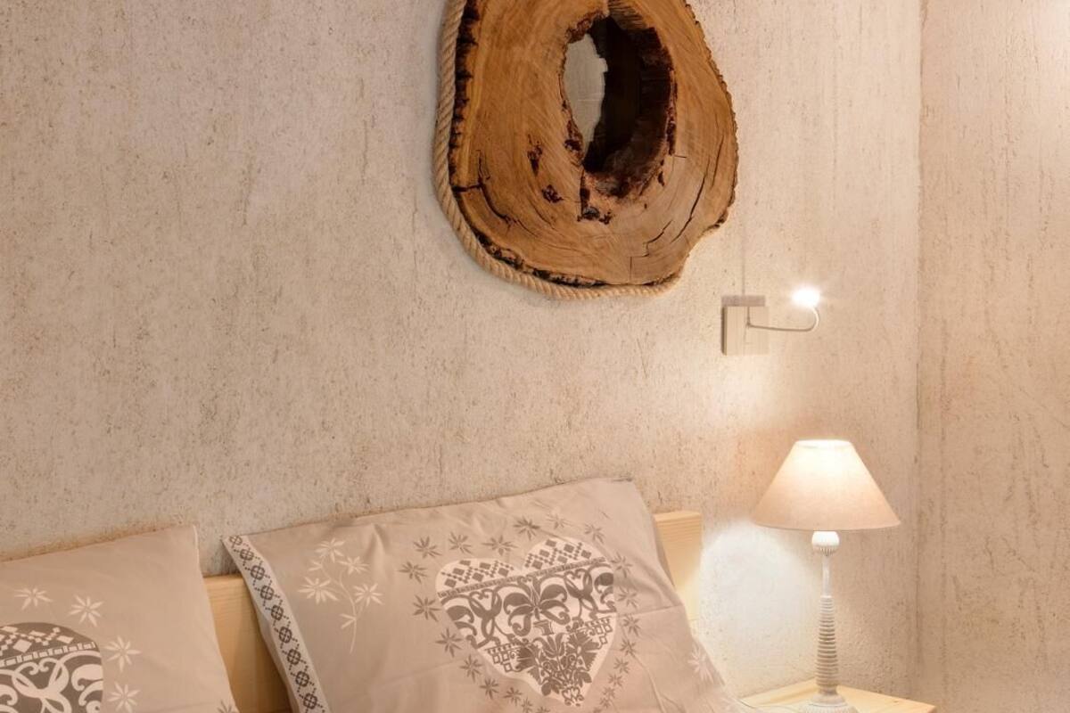 Klassieke kamer, 1 twee- of 2 eenpersoonsbedden, terras, uitzicht op bergen | Een kluis op de kamer, een bureau, gratis wifi