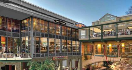 Chic 2BR w/ Gym, Parking, Near King Wms & Towers