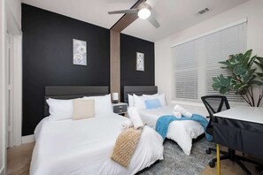 2 bedrooms, iron/ironing board, travel cot, WiFi - Chic 2BR w/ Gym, Parking, Near King Wms & Towers (San Antonio)