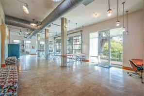 Interior - Chic 2BR w/ Gym, Parking, Near King Wms & Towers (San Antonio)