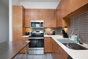 Refrigerador, microondas, horno y parrilla de estufa