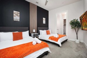 2 عدّة غرف نوم ومكواة/لوح كي وسرير سفر وواي فاي