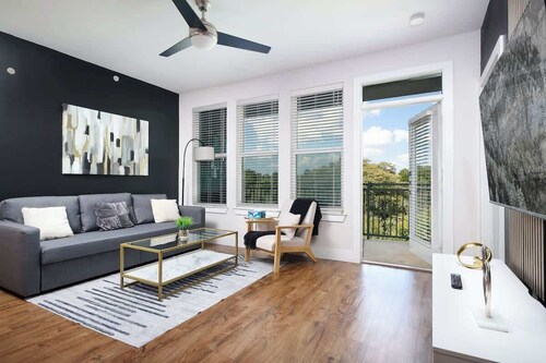 Cozy 2BR w/ Gym, Parking, Near King Wms&Towers