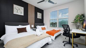 2 habitaciones, escritorio y tabla de planchar con plancha