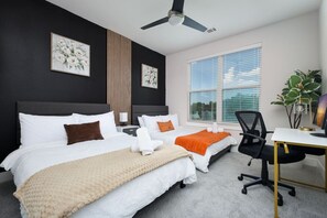 2 slaapkamers, een bureau, een strijkplank/strijkijzer, reisbedje