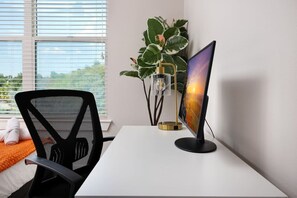 2 chambres, bureau, fer et planche à repasser, lit parapluie