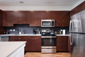 Fridge, microwave, oven, stovetop - Cozy 2BR w/ Gym, Parking, Near King Wms&Towers (San Antonio)