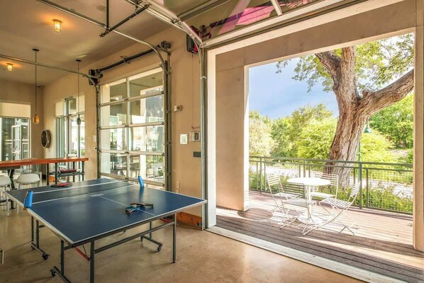 Game room - Cozy 2BR w/ Gym, Parking, Near King Wms&Towers (San Antonio)