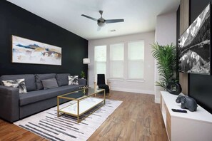 TV, offices - Cozy 1BR w/ Gym, Parking, Near King Wms&Towers (San Antonio)