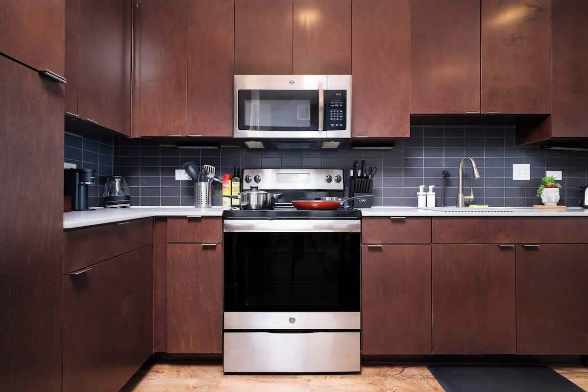 Refrigerador, microondas, horno y parrilla de estufa 