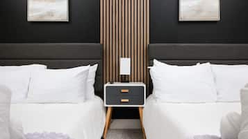 1 slaapkamer, een bureau, een strijkplank/strijkijzer, reisbedje