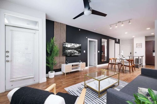 Cozy 1BR w/ Gym, Parking, Near King Wms&Towers