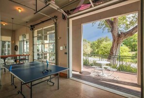 Game room - Cozy 1BR w/ Gym, Parking, Near King Wms&Towers (San Antonio)