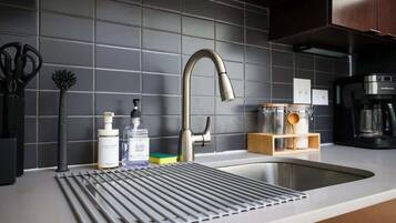 Kjøleskap, mikrobølgeovn, ovn og kokeplater