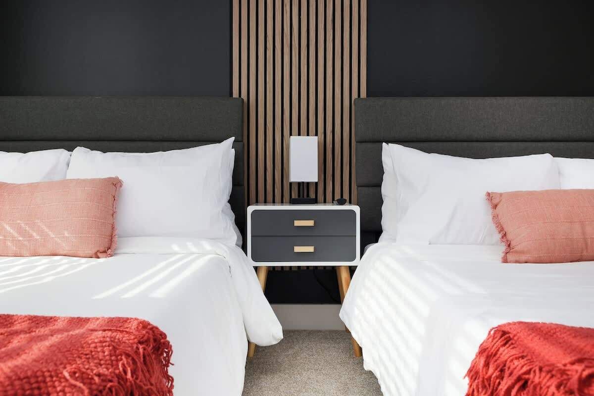 2 soverom, strykejern/-brett, reiseseng for barn og wi-fi