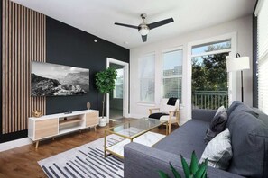 テレビ、書斎 / ワークスペース