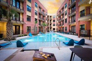 Pool - Spacious Modern 1-Bedroom, Near Riverwalk & Dome (San Antonio)